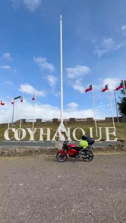 Moto el&eacute;ctrica Thunder en la Carretera Austral