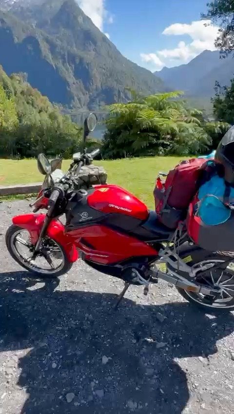 Moto el&eacute;ctrica Thunder en la Carretera Austral