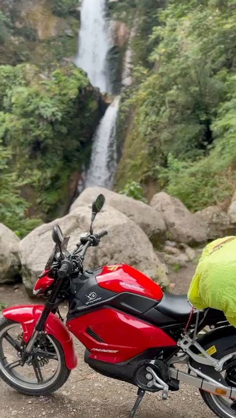Moto el&eacute;ctrica Thunder en la Carretera Austral